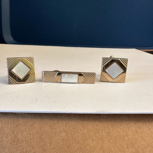 VINTAGE SWANK GOLD TONE SQUARE CENTER MOTHER OF PEARL CUFFLINKS & TIE BAR - Picture 1 of 2